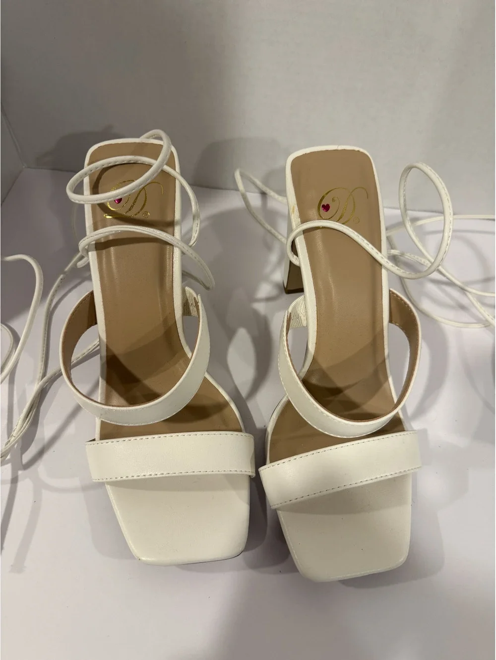 D-White strappy block heel sandals square toe, ankle ties wrap Size 9.5